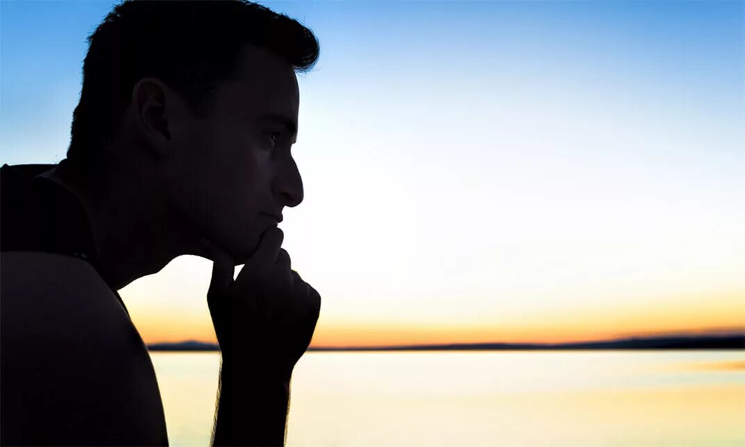 грустный парень. даже задумчиво. задумчивый юноша. мужчина в задумчивости. человек задумался на природе.