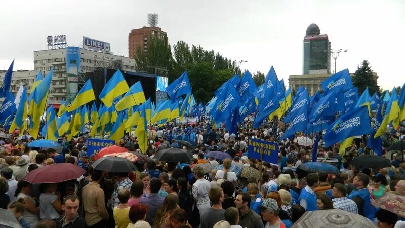 Партия регионов на выборах. Партия регионов Украины. Флаг партии регионов. Партия регионов Краматорск. Партия регионов 2012.