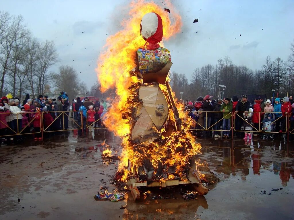 Сжигание Масленицы. Чучело на Масленицу. Сожжение Масленицы. Что сжигают на Масленицу. Что означает сжигание чучела