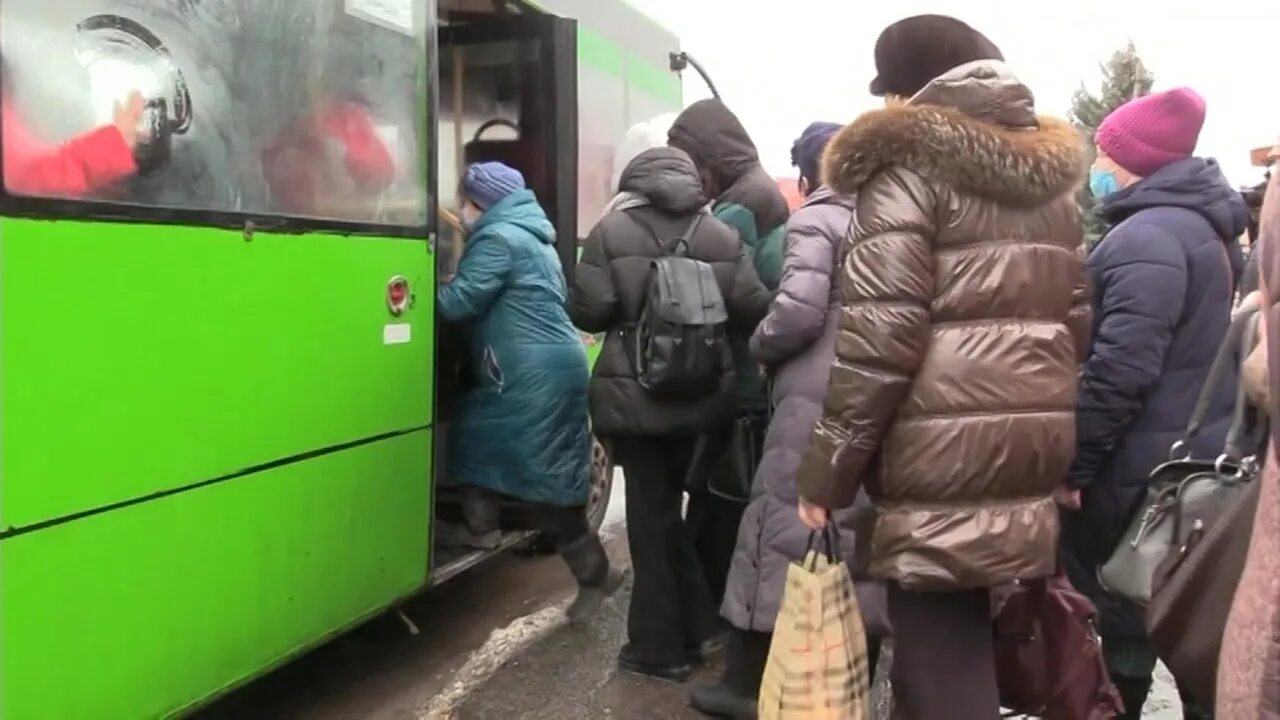 Где идет эвакуация. Автобусы с беженцами Донбасса в Ростовской области. Автобусы с беженцами. Беженцы из ДНР. Автобус с беженцами Донбасс.