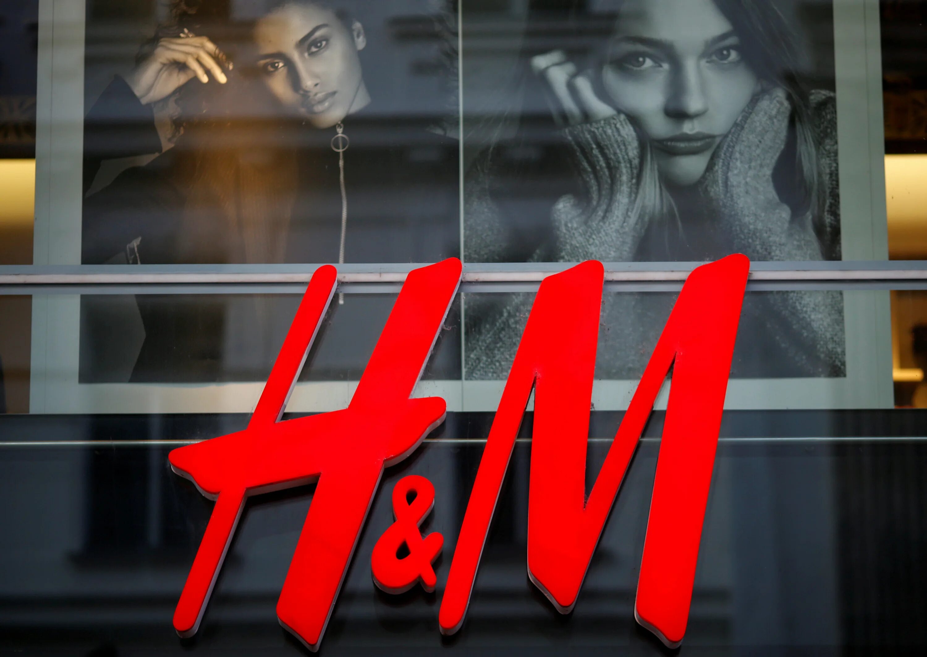 Вывески м. H M вывеска. H&M картинки. H M интернет-магазин. Реклама h m.