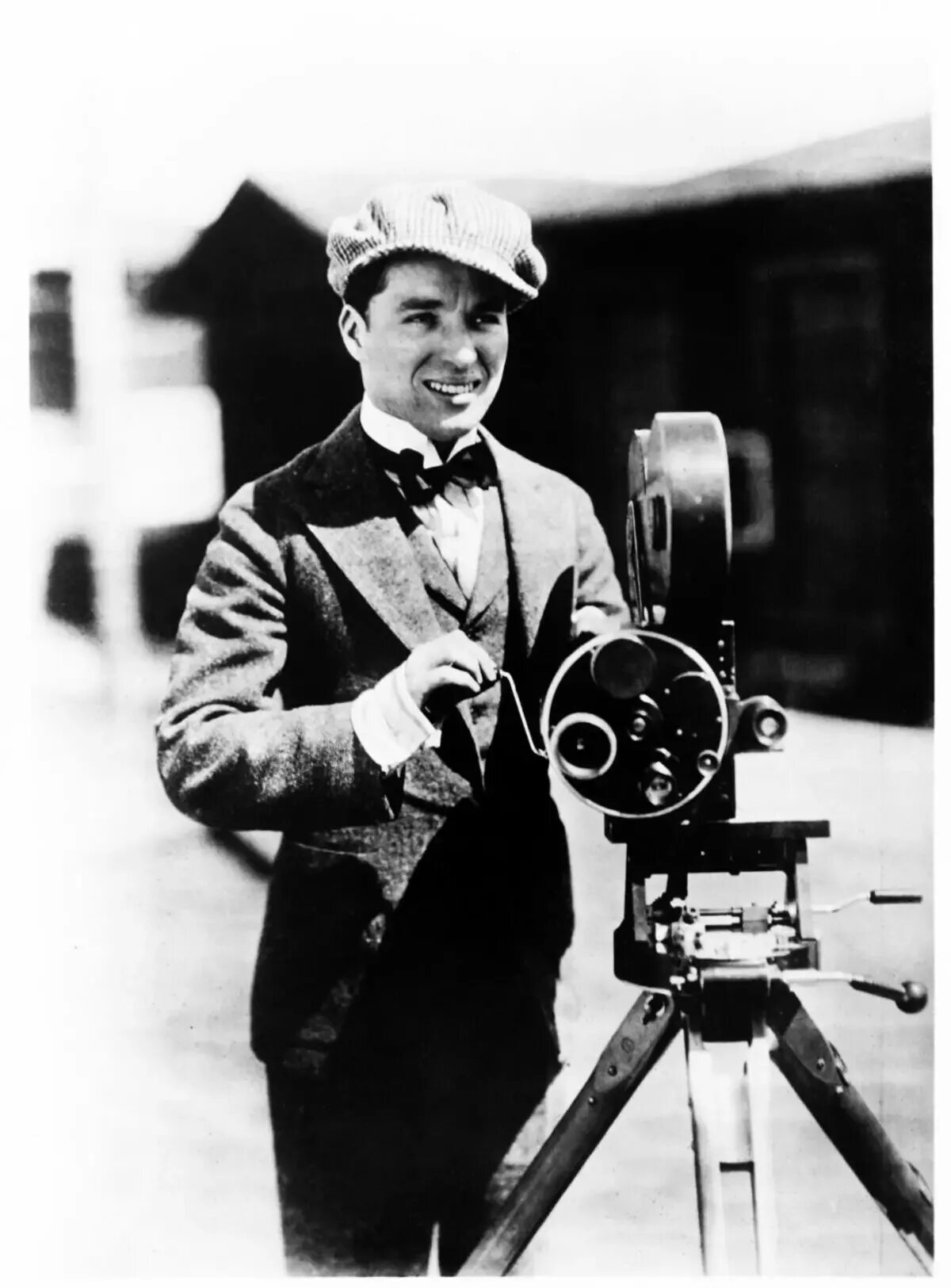 Кинематограф 1930 х годов. Чарли Чаплин. Чарли Чаплин Режиссер. Чарли Чаплин с кинокамерой. Чарли Чаплин с фотоаппаратом.