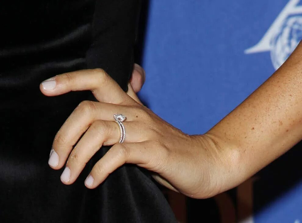 Кольцо изменяется. Обручальное кольцо Меган Маркл. Помолвочное кольцо Меган Маркл. Обручальное кольцо Меган Маркл до и после. Кольцо Меган Маркл от Гарри.