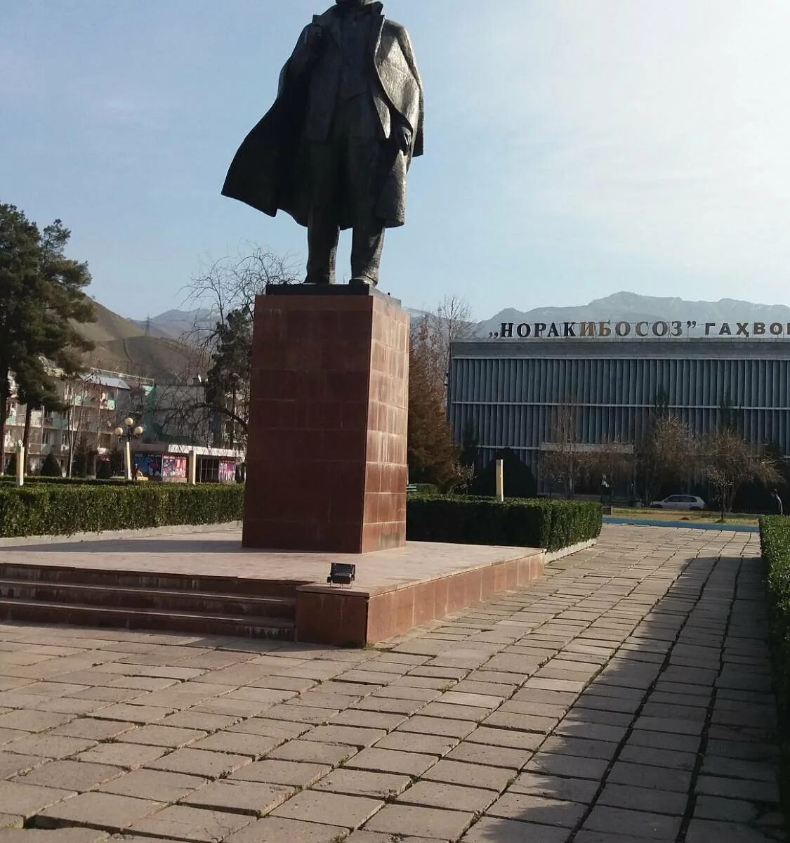 Памятник Ленину в Нуреке. Таджикистан монумент Ленина. Памятник Ленину в Худжанде. Куляб Таджикистан памятник Ленину.
