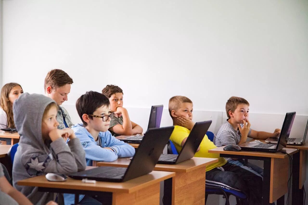 Технологический профиль 10 класс предметы. Ит полигон в школах. Школа 1532 айти полигон. Школьный компьютер. Информационно-технологический какие предметы.