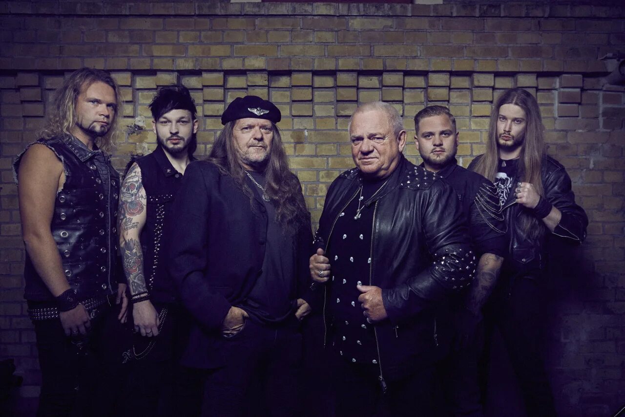 Схемы предложений в немецком языке. Udo we are one. O "we are one". O. U.