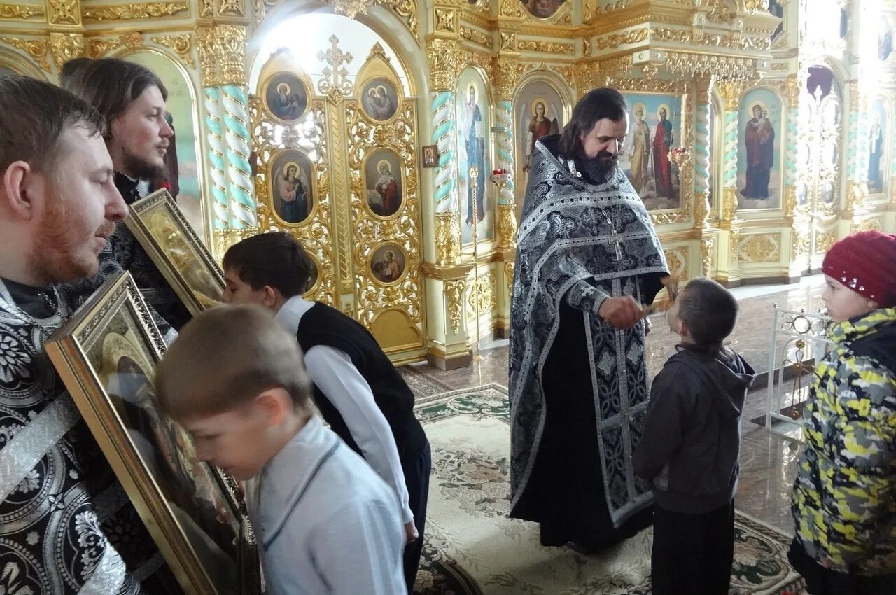 Вечерняя служба в прощенное воскресенье. Прощеное воскресенье чин прощения. Прощеное воскресенье чин прощения в храме. Что такое чин прощения в прощенное воскресенье в церкви. Прощенное воскресенье служба в храме.