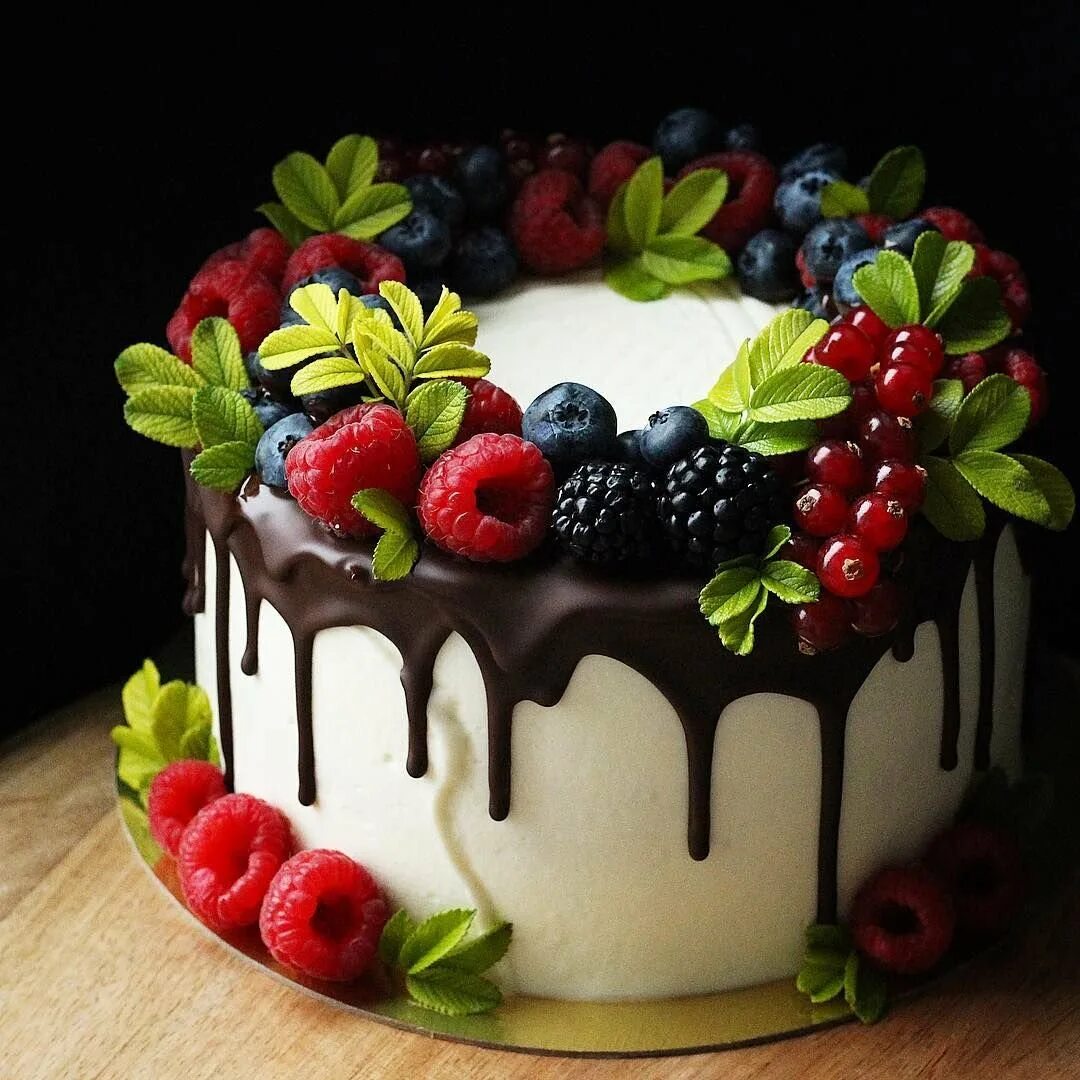 Торт оформление картинки. Украшение торта. Торт с фруктами. Украшение торта ягодами. Тортики с фруктами и ягодами.