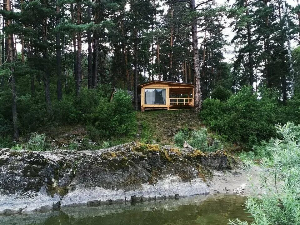 Camping pinewood 2 на русском. Кемпинг хвоя белая Холуница. Кемпинг Pine River.