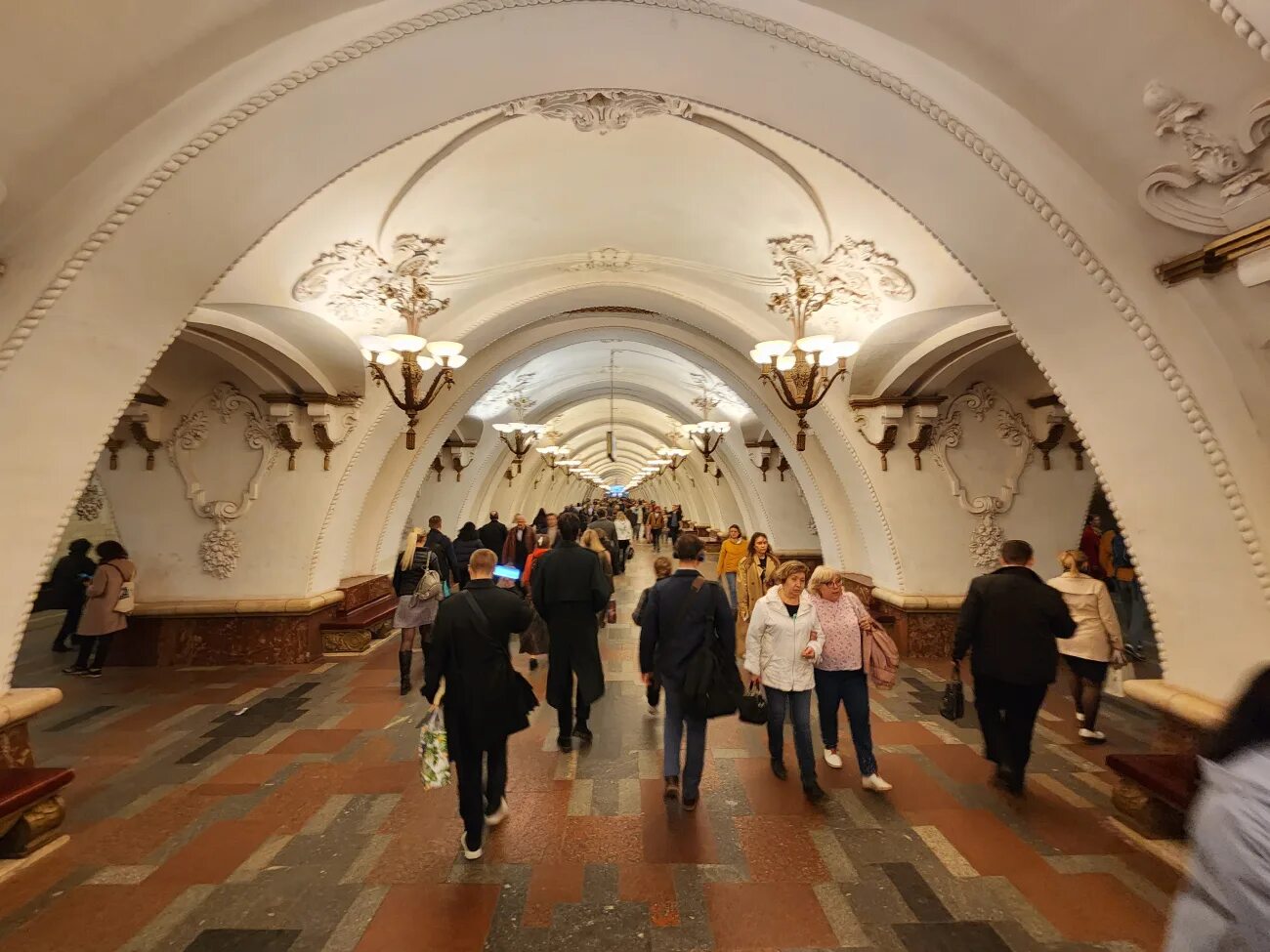 Метро арбатская парк. Метро арбатская интерьер. На станции метро арбатская сработал. На станции метро арбатская сработал. Панорама метро арбатская.