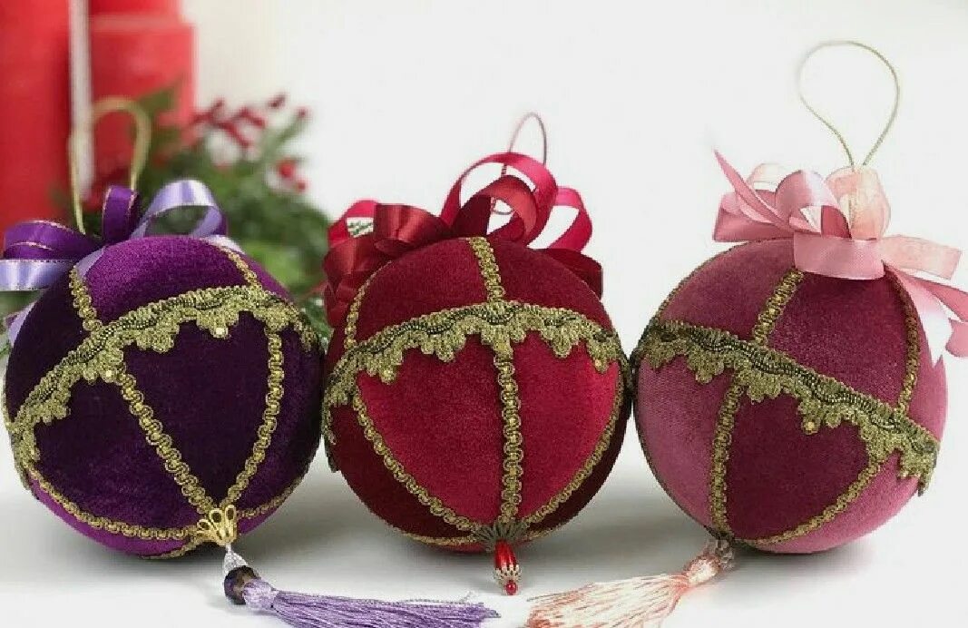 Елочные игрушки из бархата. Новогодние игрушки из бархата. Новогодние шары в бархате. Ёлочные игоушки из бархата. Новогодние игрушки из бархата.