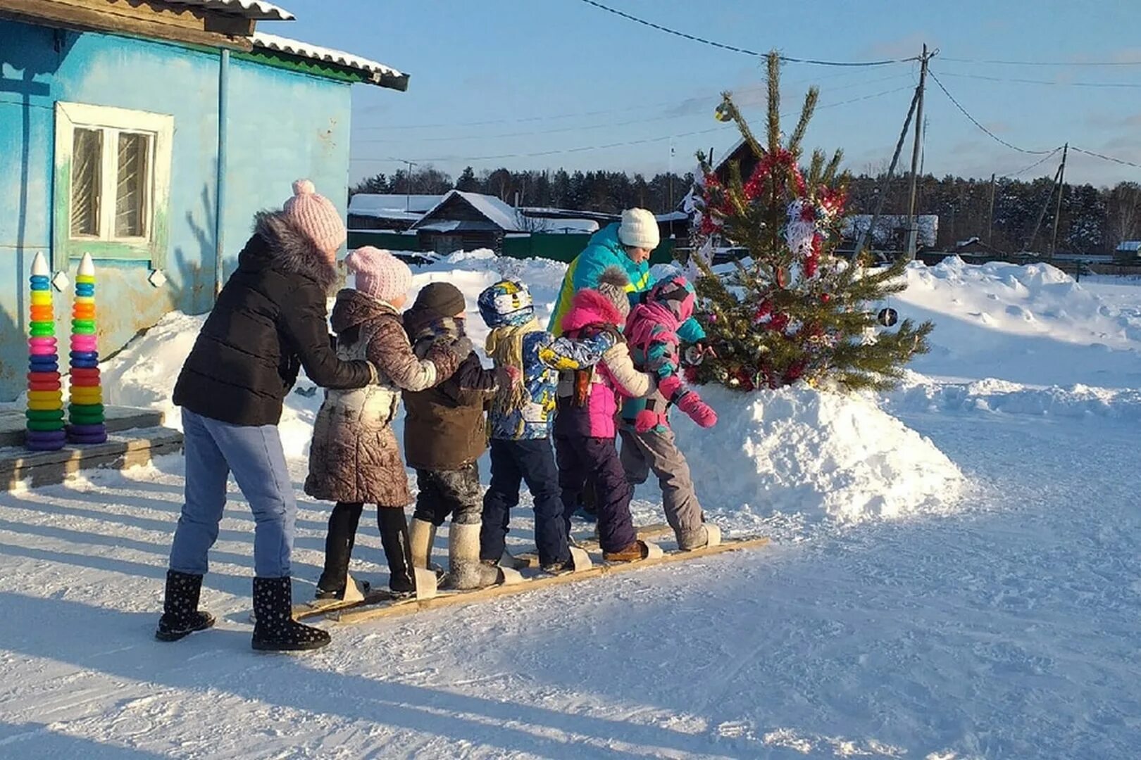 Погода в тавде на сегодня. Нижняя Тавда большая горка. Школа нижняя Тавда зима. Нижняя Тавда Тюменская область. Нижнетавдинский район фото.