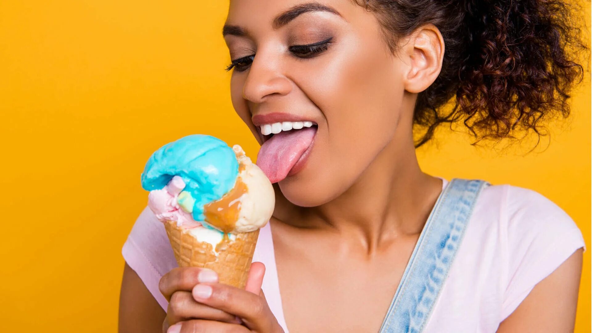 Девушки едят пиццу в кафе. Девушка ест конфеты. Девушка ест салат. Девушка с мороженым. Девушка ест стоя.