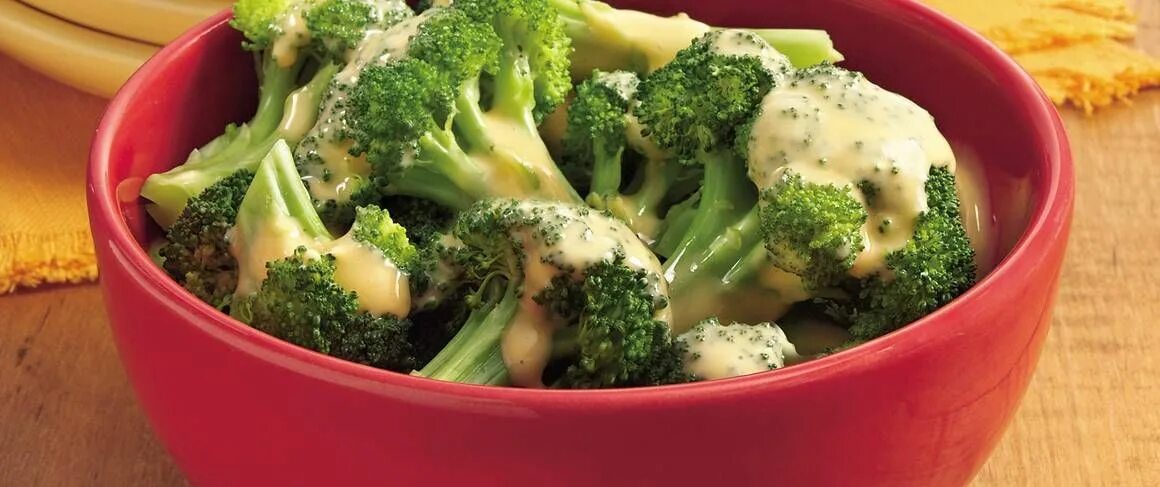 брокколи с сыром на сковороде. омлет с брокколи. брокколи и шпинат. брокколи гарнир. шпинат пассерованный.