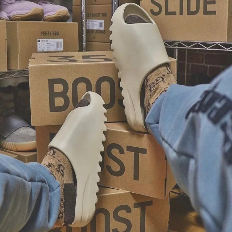 Easy slide. Adidas yeezy slide. тапочки yeezy slide. adidas yeezy тапочки. шлепки adidas yeezy slide.
