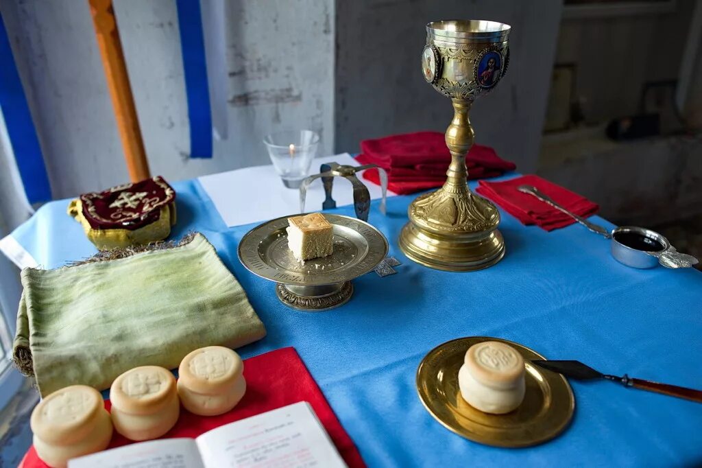 проскомидия. о здравии в алтаре. проскомидия жертвенник. поминовение о здравии в храме. записки на проскомидию.