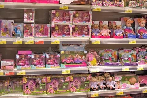 В магазине на полках игрушки стоят