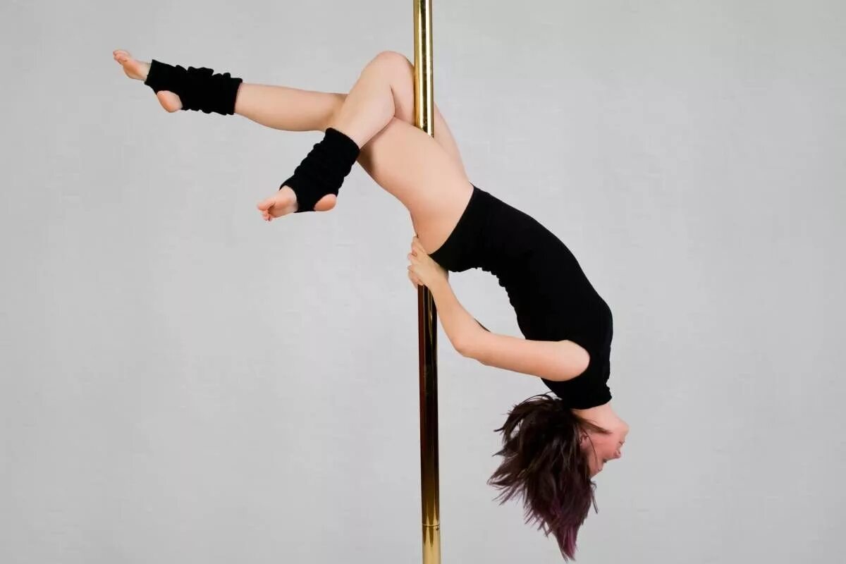 Hang back. Пол дэнс элемент четверка. Pole Dance элемент четверка. Трюки на пилоне. Танцы на пилоне.