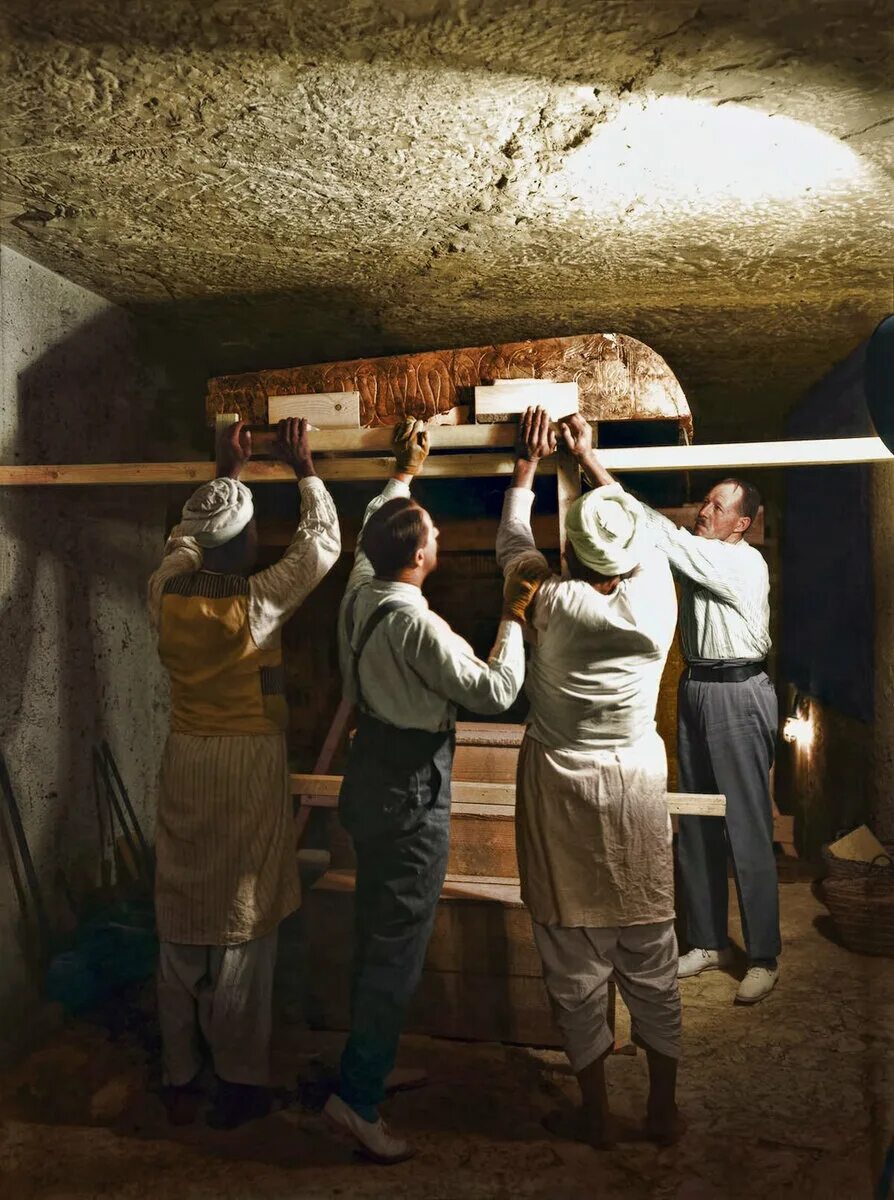 Открытие гробницы тутанхамона. Гробница фараона тутанхамона 1922. 1922 тутанхамон открытие. саркофаг тутанхамона 1922.