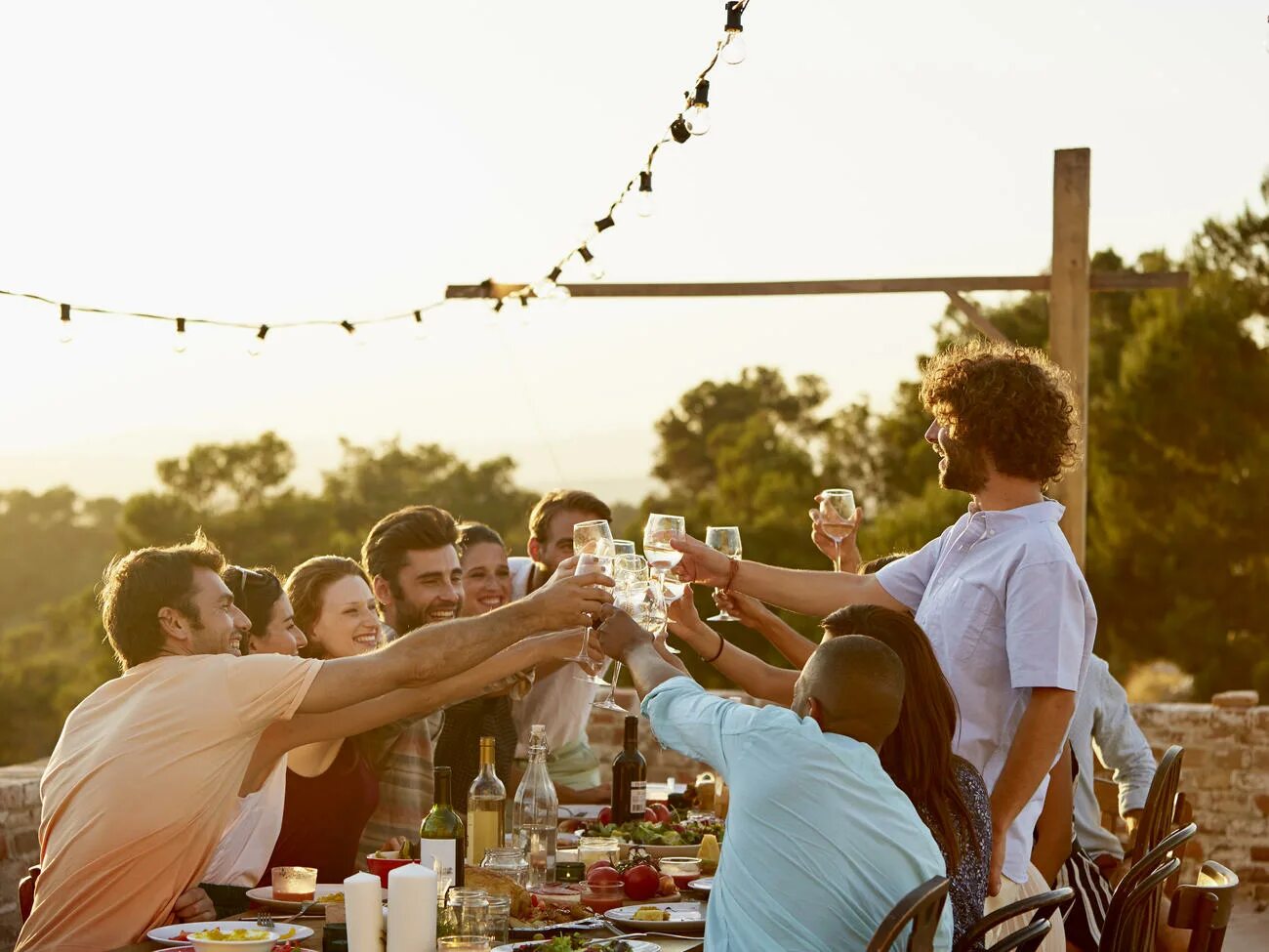 Wine friendly. Друзья вино. вино friends wine. кафе друзья и вино. друзья чокаются на природе на улице.