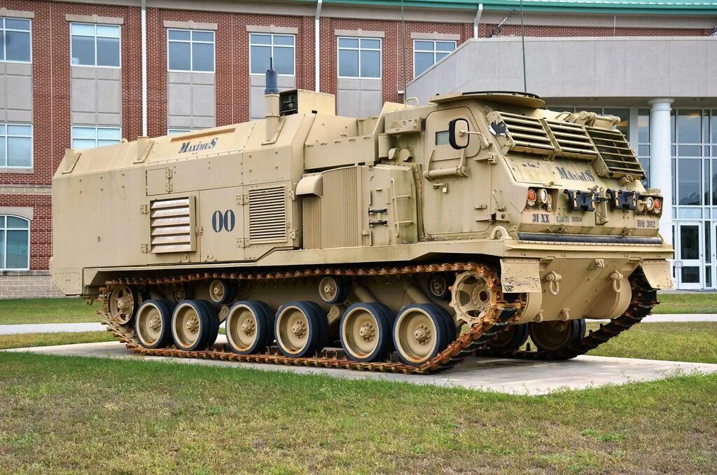 M4 Command and Control vehicle c2v. M270 MLRS. КШМ м577. Bradley m-4 c2v.