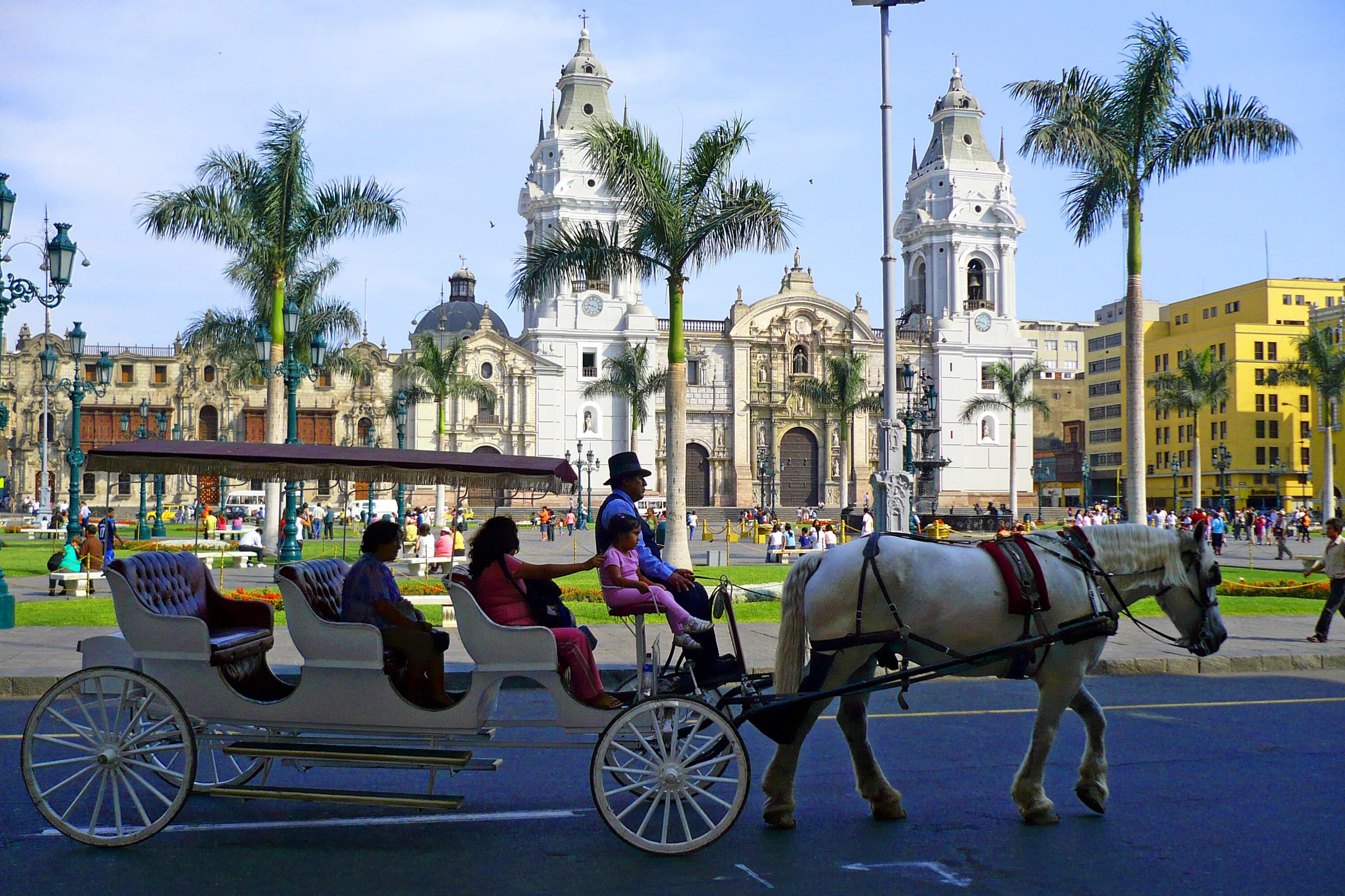 Main town. Лима, Перу. Университет Сан-Маркос в Перу. Lima город. Перу Лима перуанцы.