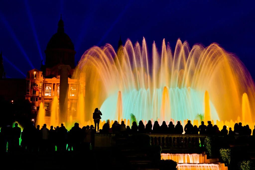 Время поющих фонтанов. Фонтан Монжуик в Барселоне. Магический фонтан Монжуика Испания. Магический фонтан Монжуика, Барселона, Испания. Поющие фонтаны Монтжуик.