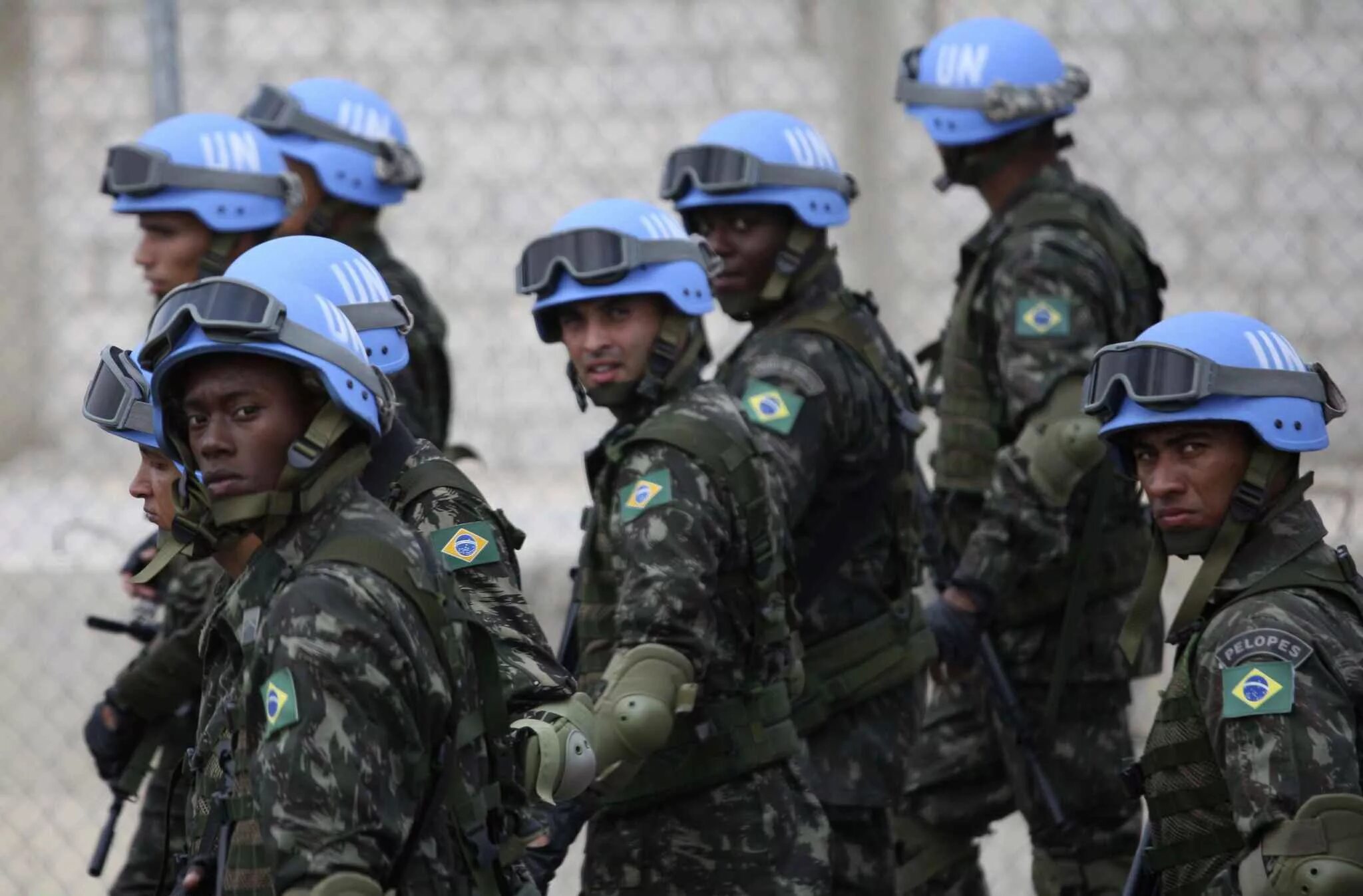 Бойцы ООН. Шлем Миротворца ООН. Миротворческие войска ООН. Солдаты миротворцы ООН.