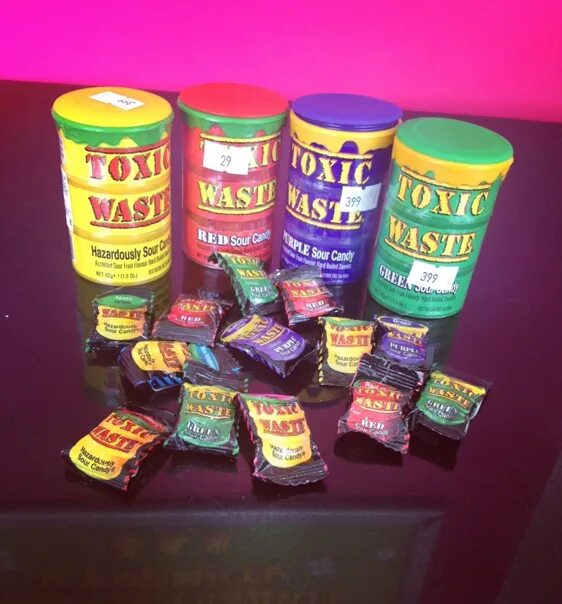 Самые кислые конфеты. Едят кислые конфеты. Конфеты токсик вейст. Пикчи с аликом мега раш. Едят кислые конфеты.