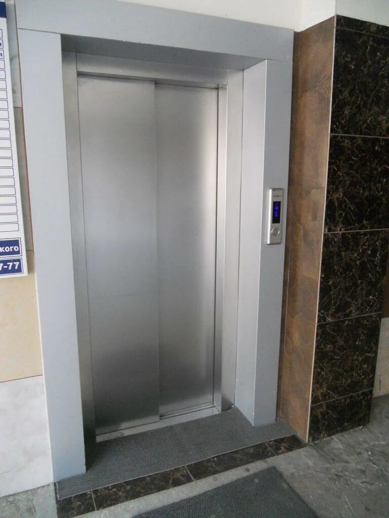 Обрамление дверей шахты лифта. Обрамление шахты лифта. Обрамление шахты лифта нержавеющей сталью. Портал лифта. Портал лифта.