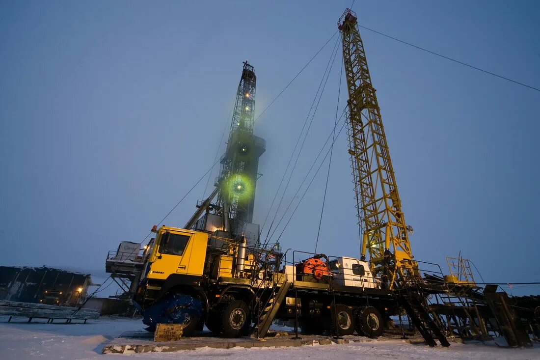 Машины нефтяников. Техник технолог переработки нефти и газа. Техника нефтяников. Техника нефтяников машины искатели. Тягачи у нефтяников.