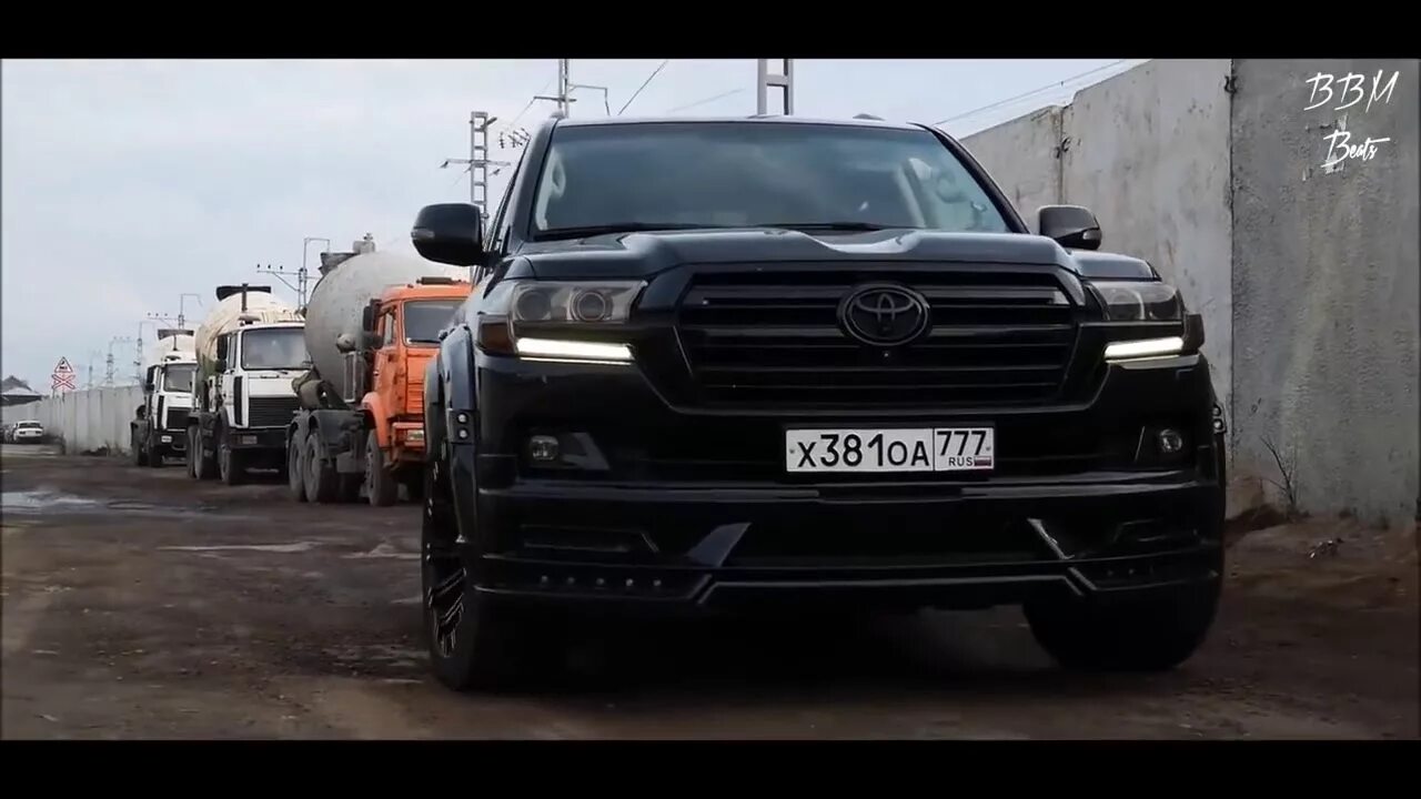 Черная машина затонирована песня. Джип бронированный Нурминский. Toyota Land Cruiser 200 Бандитский. Бронированный крузак 200. Крузак 200 Бандитский.