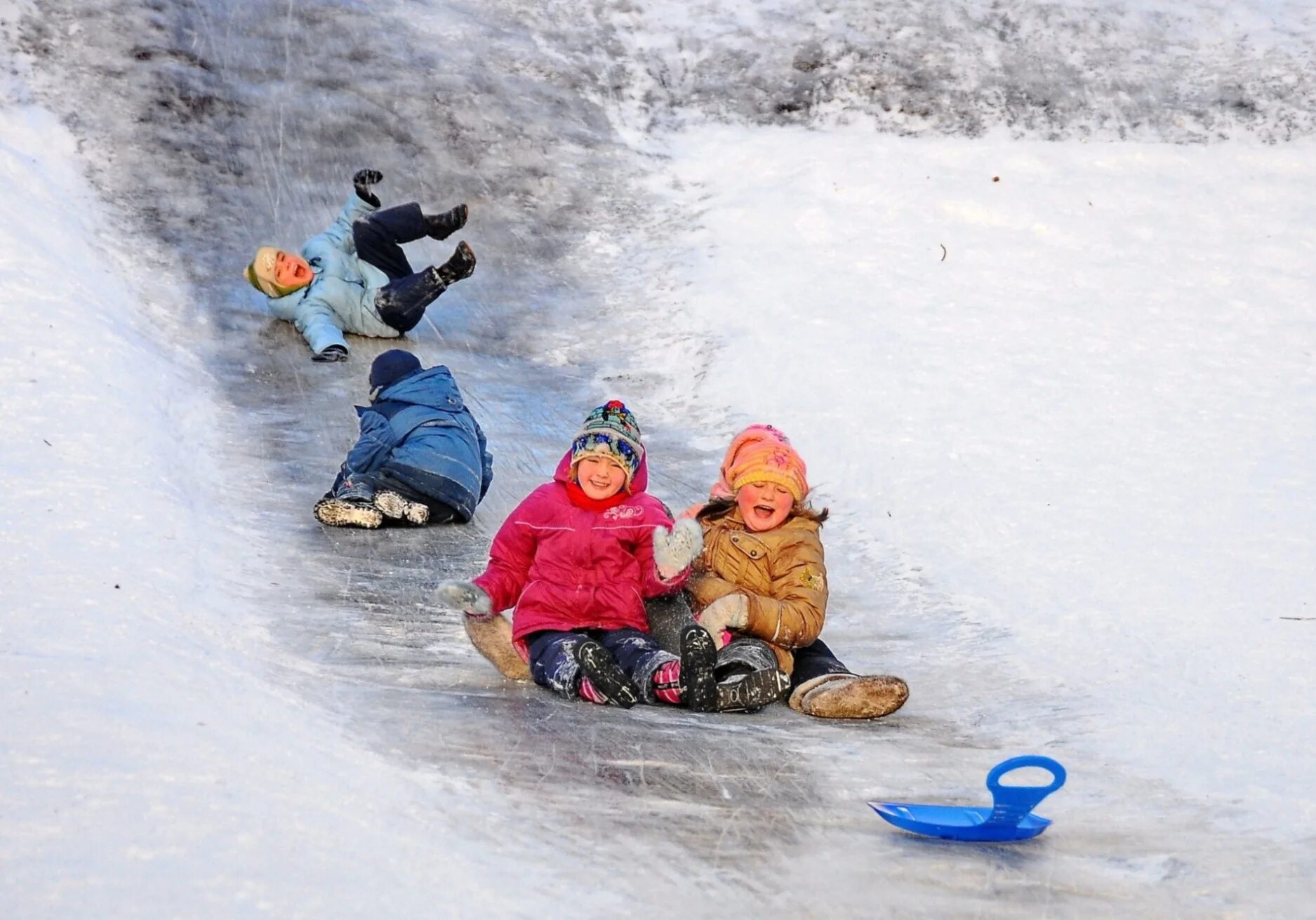 Ехать под горку. Катание с горки зимой. Катание с горки дети. Дети на Горке зимой. Дети катаются на ледянках.