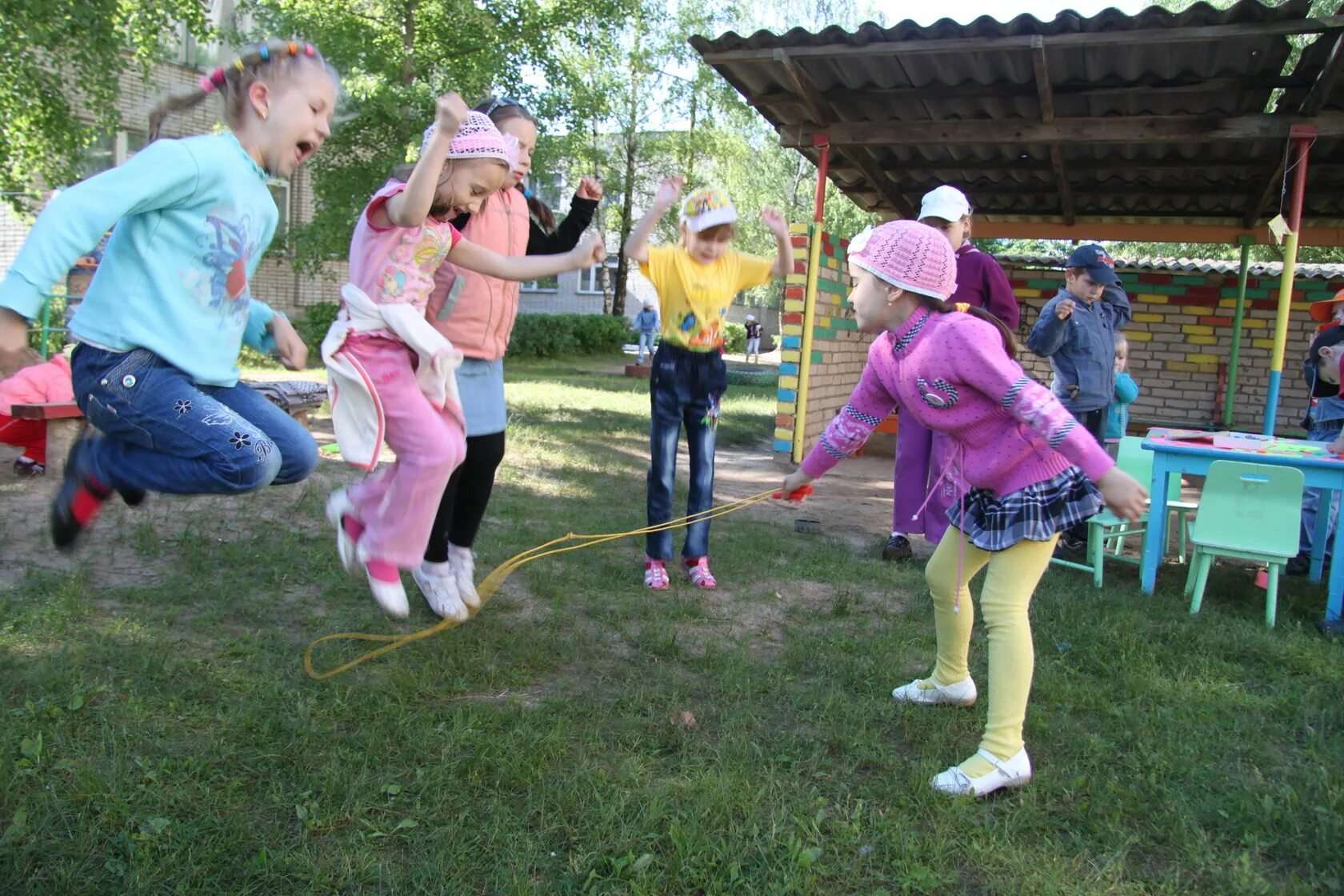 Свободная игра в детском саду. Дети детский сад свободная игра. Игры открытого пространства в детском саду. Игра свободная деятельность. Игры в свободной деятельности