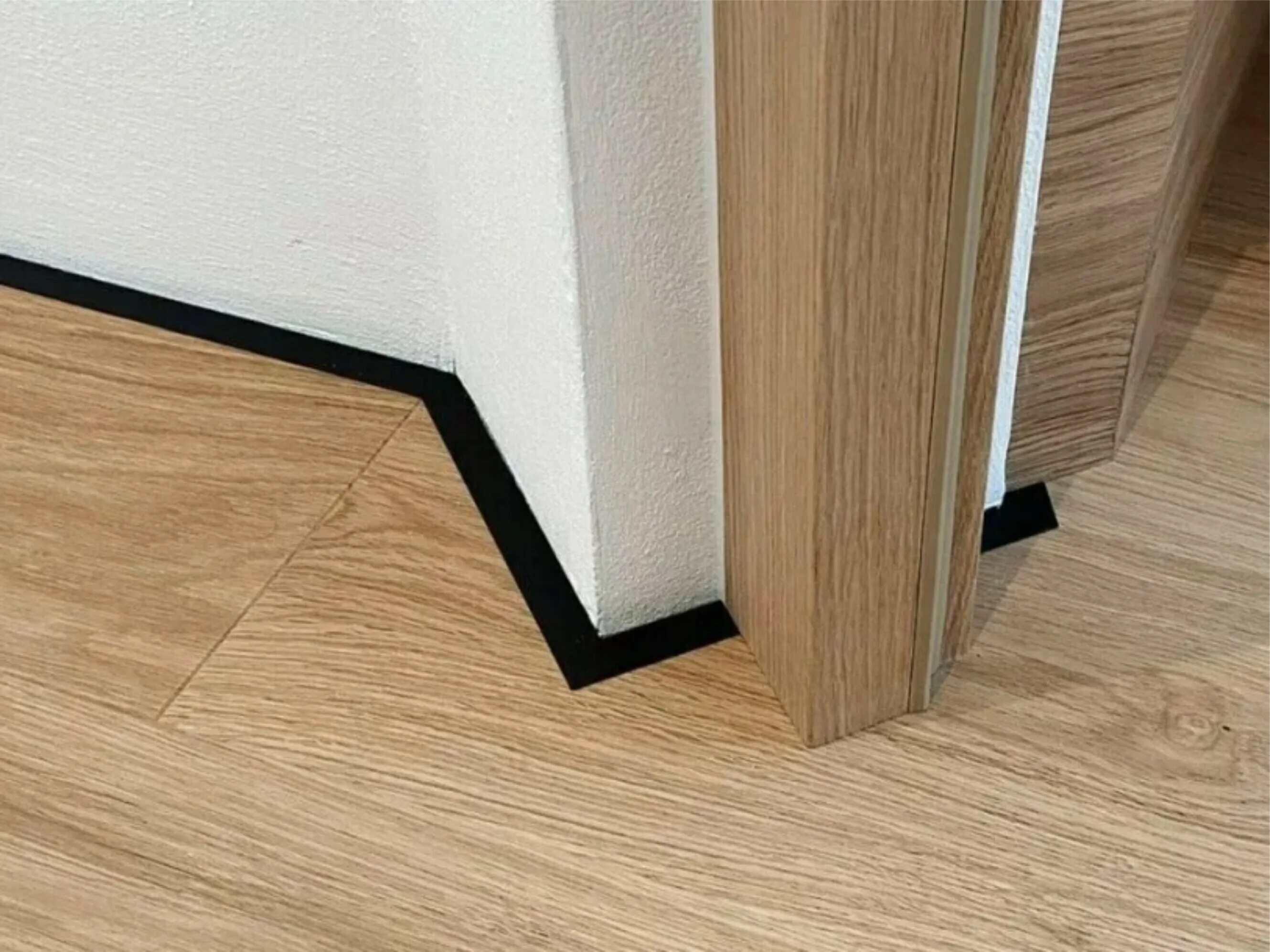 Микроплинтус в интерьере. Микроплинтус. Микроплинтус для ламината. Микроплинтус ликорн. Микро плинтус ликорн лайн.