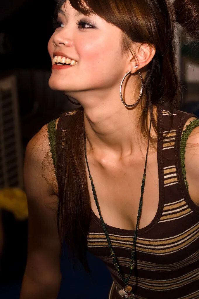 Кадык у девушек. Кадык у девочек. Меган фокс шея кадык. Кадык у девушек. Второй подбородок.