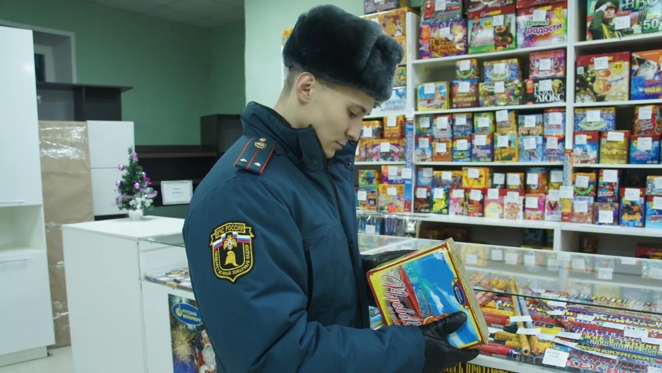 Продавец пиротехники. Пиротехника мчс. продавец салютов. полиция фейерверк магазине. храните пиротехнику в сухом месте.