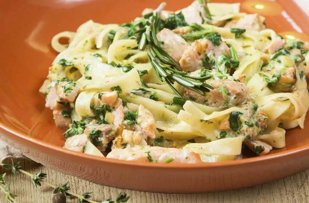тальятелле шпинатные. фарфалле с семгой и брокколи. шпинатные тальятелле с креветками. тальятелле с курицей и шпинатом. паста с шпинатом в сливочном.