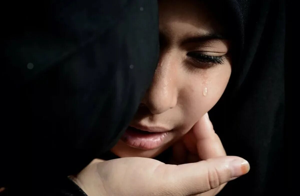 Грустная девушка в хиджабе. Мусульманка плачет. Девушка в хиджабе плачет. Плачущая девушка мусульманка.