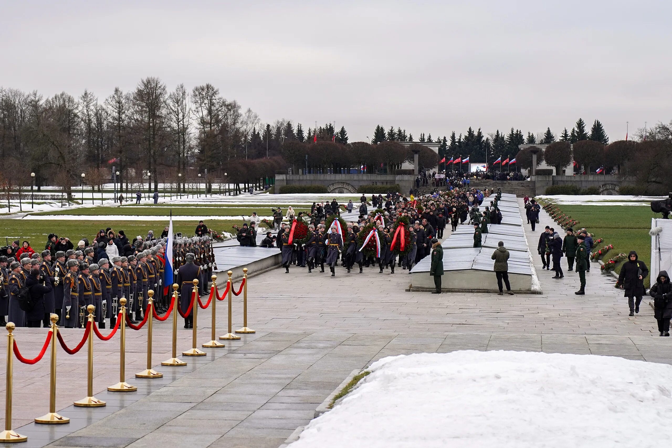 Музыка на пискаревском кладбище какая играет. Музыка на пискаревском кладбище какая играет. Пискарёвское мемориальное кладбище. Пискарёвское мемориальное кладбище сообщение. Мать-родина на пискаревском кладбище.