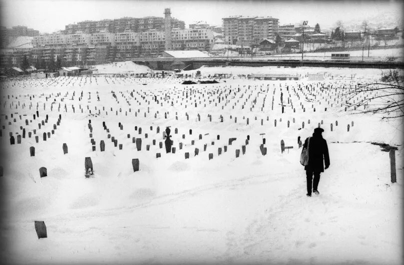 19 февраля 1994. Аллея снайперов сараево. Крист новоселич 2023. Выступление in bloom в костюмах и платьях выступление nirvana. Nirvana концерт.