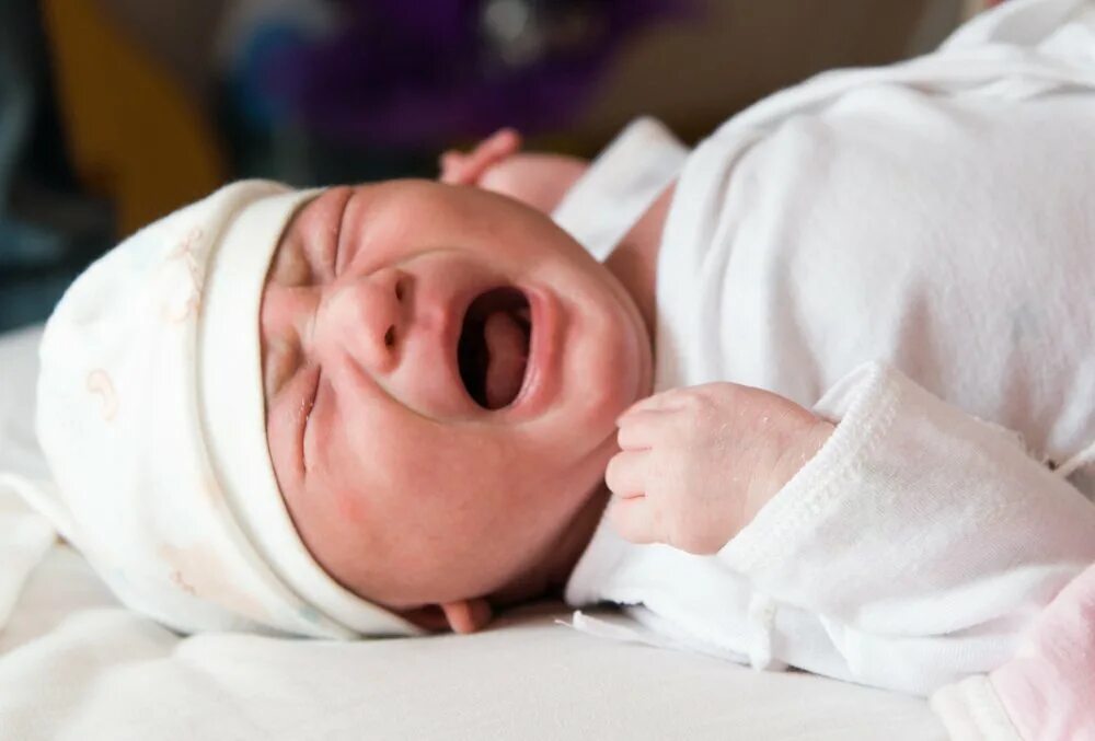 Почему новорожденные кричат. Орущий младенец. Младенец плачет. Новорожденный ребенок. Плач новорожденного.