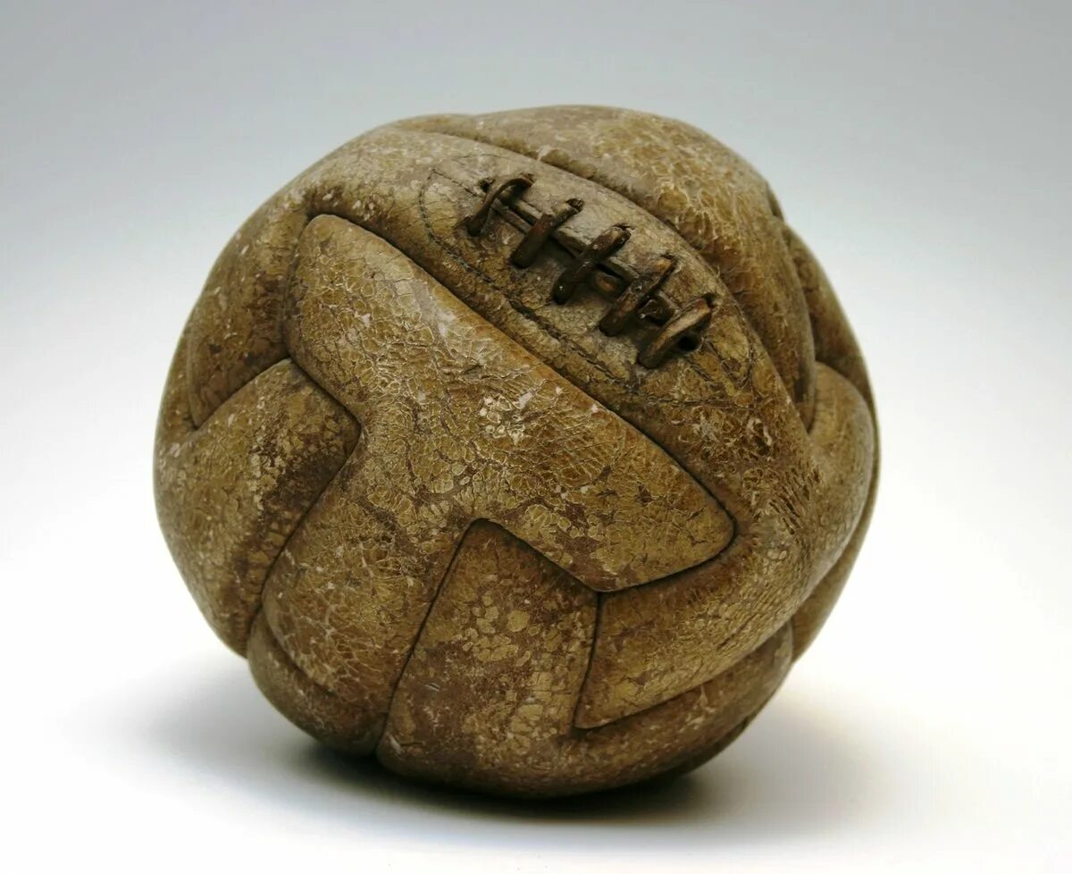 Мастер святого мяча. Мяч в древней Греции фоллис. Первый футбольный мяч. Самый первый футбольный мяч. Старинный мяч.