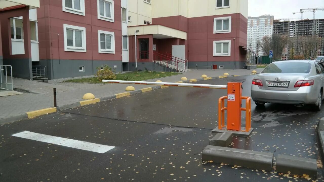 Как законно установить шлагбаум во дворе многоквартирного. Шлагбаум. шлагбаум во дворе. шлагбаум во дворе жилого дома. шлагбаум в мкд.