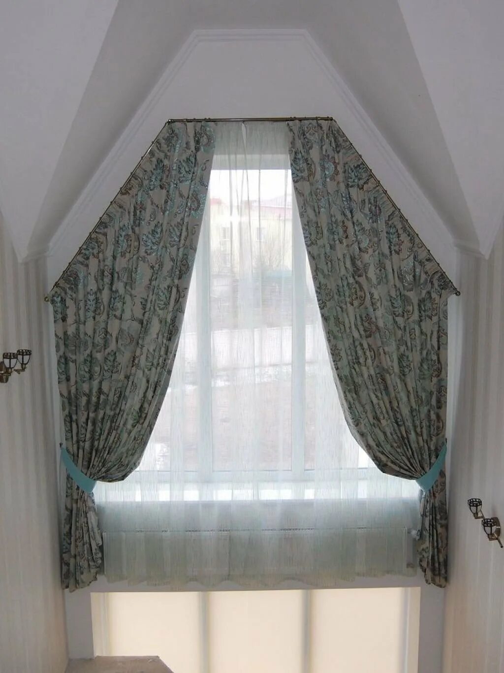 Шторы на окно со скосом. Шторы на наклонные окна. Шторы для массандровых окон. Шторы на мансарде. Занавески на мансарде.