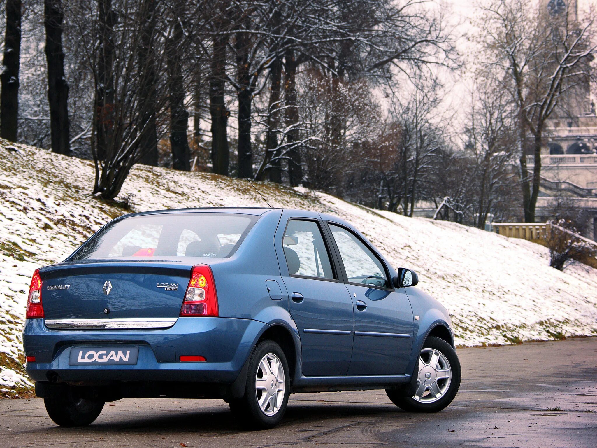 Машина логан фото. Renault Logan 2009. Рено Логан 2011. Рено Логан 1 поколение. Ренаулт Логан 2009.