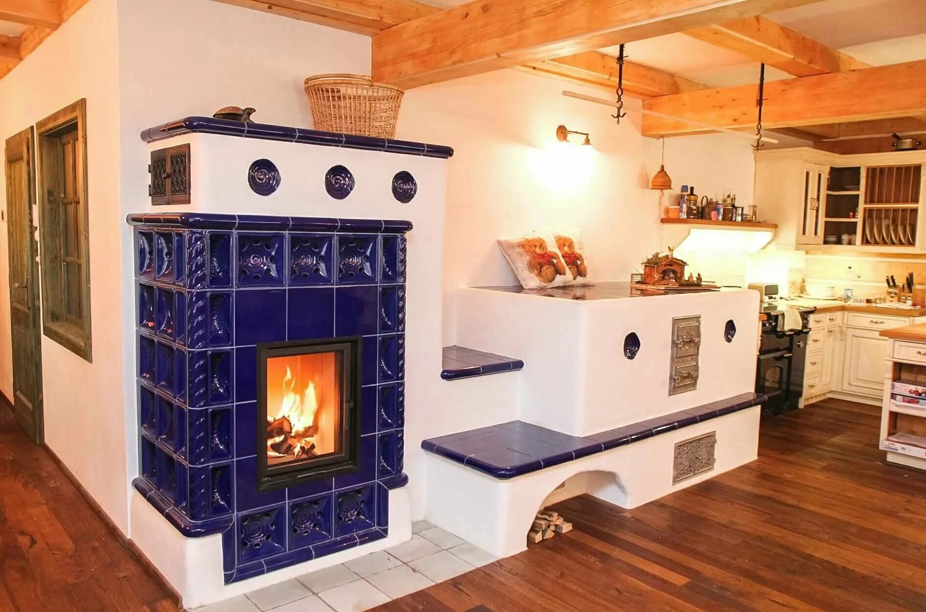 Воздушное отопление частного дома. Печь-камин из кирпича. Печь камин отопительная дровяная. Печь камин в частном доме. Печь шведка с водяным контуром.