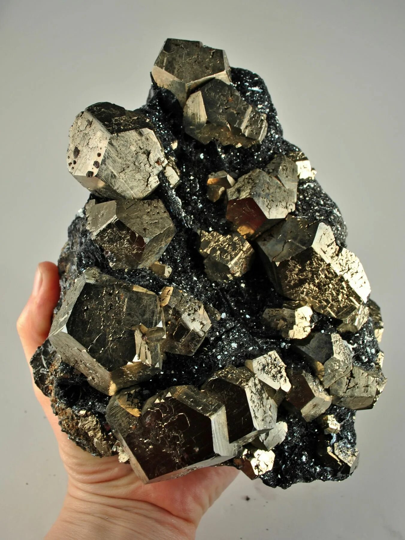 Hematite камень. Гематит кристалл. Кристалл гематита. Кристалл гематита. Гематит / минерал.