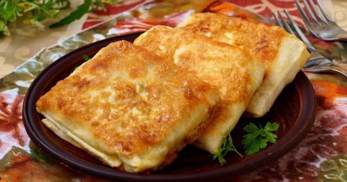 Конвертик из лаваша с колбасой и сыром. Конвертики из лаваша с сыром и ветчиной. конвертики из лаваша с сыром и яйцом. конвертики из лаваша с сыром. конвертики из лаваша с сыром и ветчиной на сковороде.
