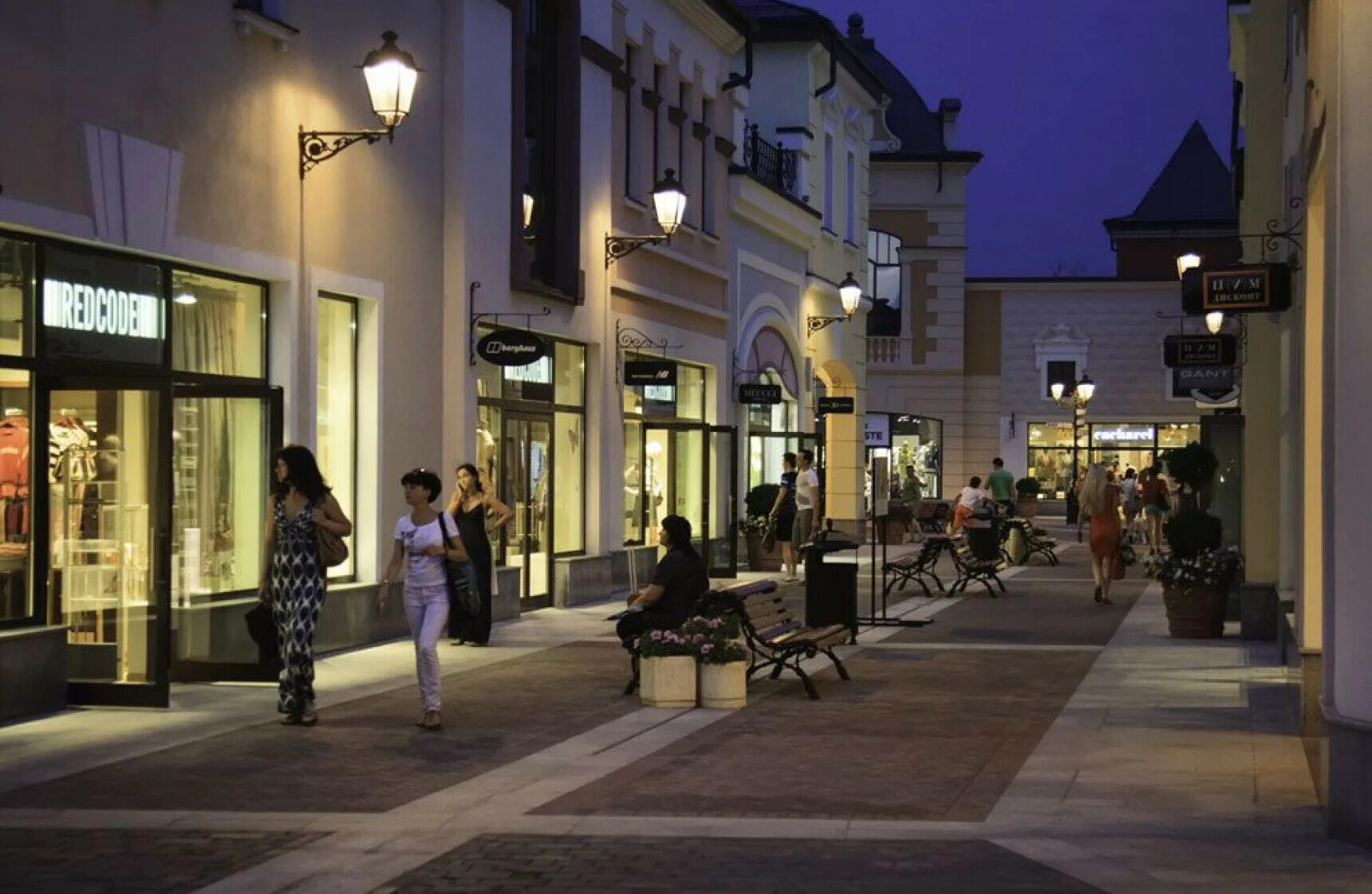 Amazing outlet. Аутлет Вилладж белая дача Москва. Аутлет Outlet Village белая дача. Аутлет белая дача вечером. Аутлет Вилладж белая дача Москва вечер.